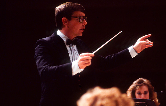 Kendall Nielson conducts the Symphonic band