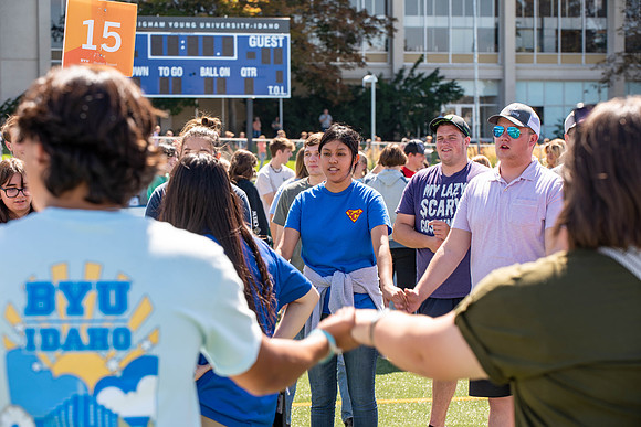 Freshman play activities on the Stadium Field, and meet the student mentors.