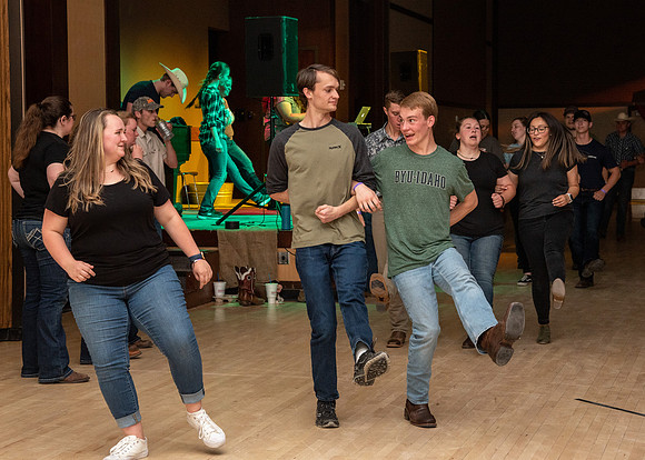 Country dancing - June 2022