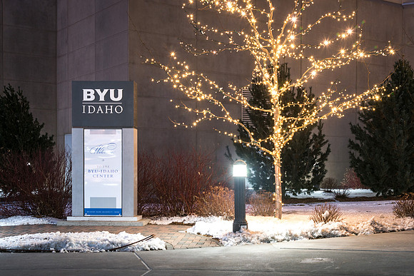 Christmas lights brighten up campus and bring in the Holiday Season. 2017