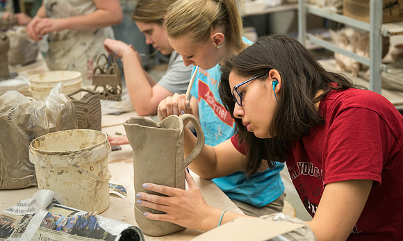 Students work on their clay projects in Art 220, a beginning ceramics class taught by Rich Briggs. Julia James, Feb 2018