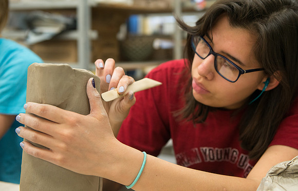 Students work on their clay projects in Art 220, a beginning ceramics class taught by Rich Briggs. Julia James, Feb 2018