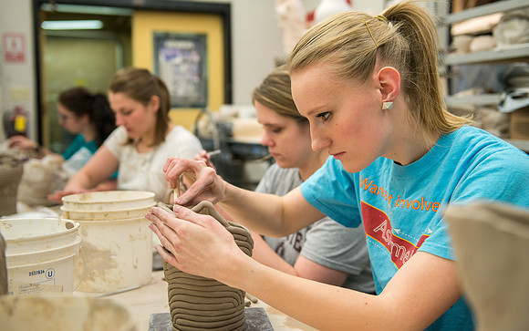 Students work on their clay projects in Art 220, a beginning ceramics class taught by Rich Briggs. Crystal Wiseman, Feb 2018