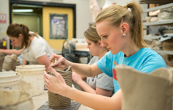 Students work on their clay projects in Art 220, a beginning ceramics class taught by Rich Briggs. Crystal Wiseman, Feb 2018