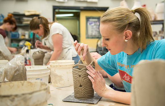 Students work on their clay projects in Art 220, a beginning ceramics class taught by Rich Briggs. Crystal Wiseman, Feb 2018