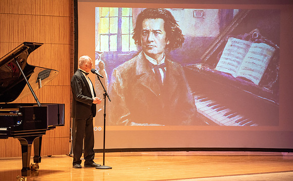 Del Parkinson piano concert in the snow building.