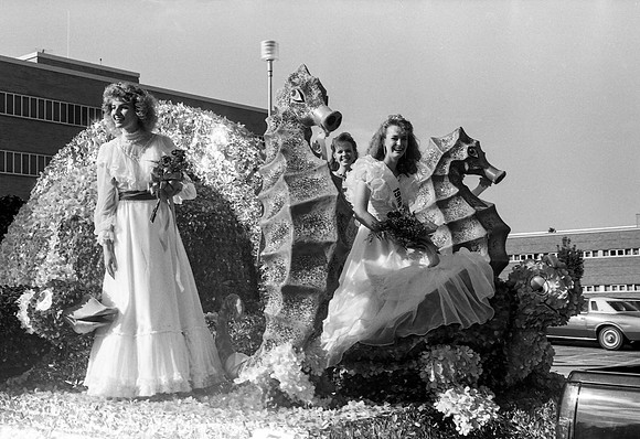 Homecoming parade, Homecoming queen and royalty.