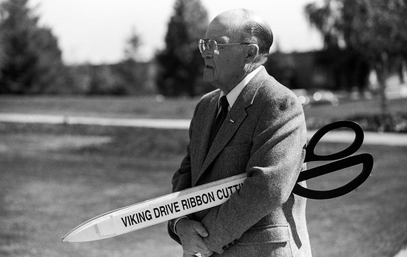 Ribbon cutting for Viking Dr. Sep 1987