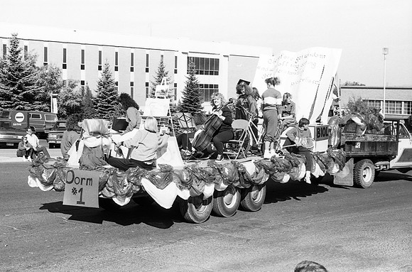 Homecoming parade, Music float.