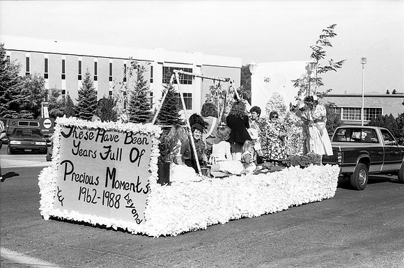 Homecoming parade, Precious Moments float.