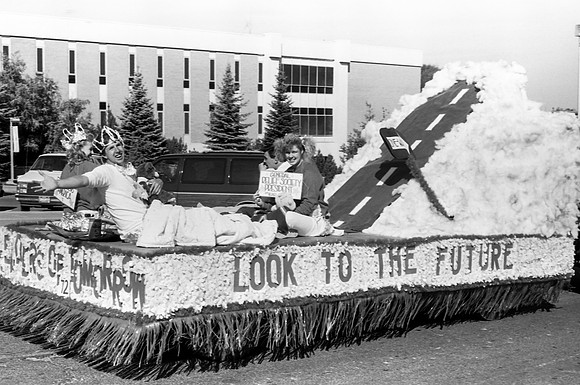 Homecoming parade, Looks to the Future float.