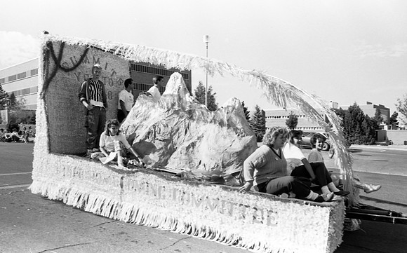 Homecoming parade, Summits yet to climb float.