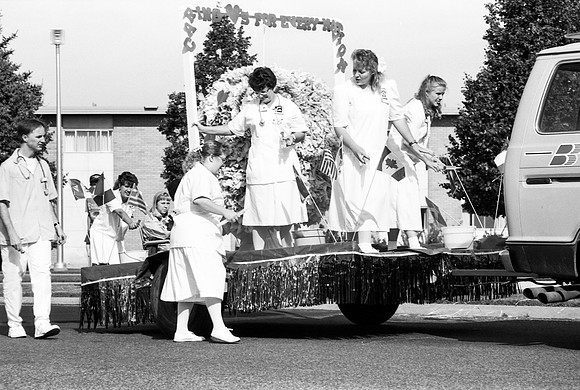 Homecoming parade, Spanish club float.