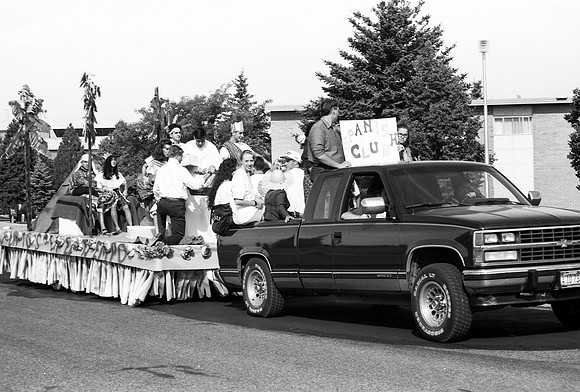 Homecoming parade, Spanish club float.