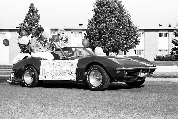 Homecoming parade, Campus Corner super stop float.