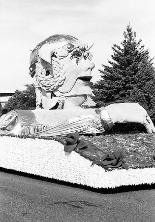 Homecoming parade, Thoretta float.