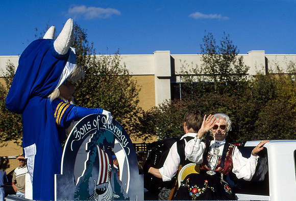 Homecoming parade, Sons of Norway float.