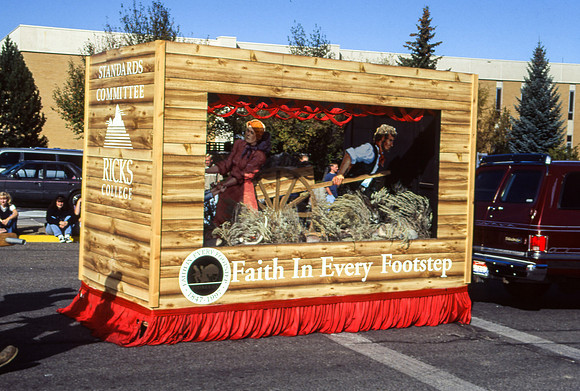 Homecoming parade, Faith in every footstep float.