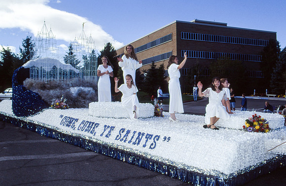 Homecoming parade, Temple float.