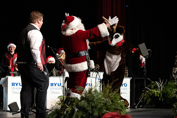 Sound Alliance and Vocal Union perform Swinging Christmas in the Hart Gym.