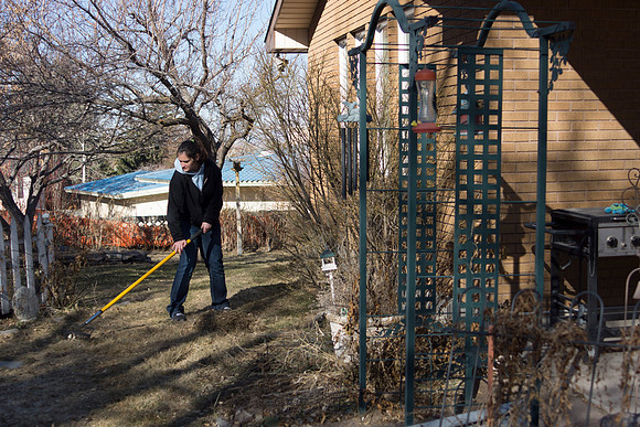 Students from the BYU-Idaho YSA 6th ward doing service.