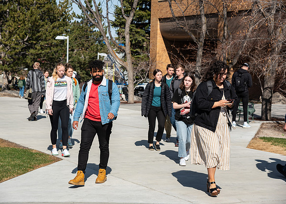 Students om campus.