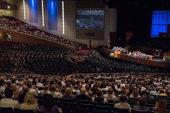 President Henry J. Eyring welcomes everyone to Commencement Services in the BYUI-Center.