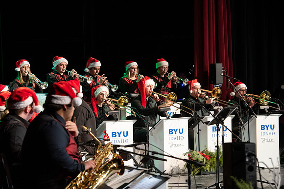 Sound Alliance and Vocal Union perform Swinging Christmas in the Hart Gym.