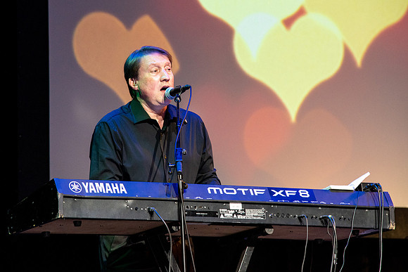Jim Curry performs songs of John Denver at the Hart Auditorium.