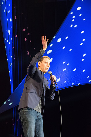 Comedian, Ryan Hamilton, performed his full act for a roaring crowd after his short appearance last night at the P2B Conference. October 2018