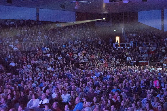 Comedian, Ryan Hamilton, performed his full act for a roaring crowd after his short appearance last night at the P2B Conference. October 2018
