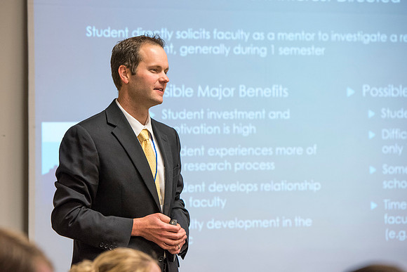 Robert Wright talks about online course to faculty.