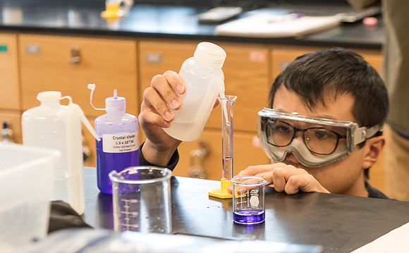 Chemistry students in CHEM 106 lab in the Romney. January 2019