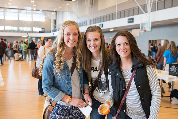 Volunteers from Get Connected help pass out breakfast to the new freshman on campus as part of the day's activities.
