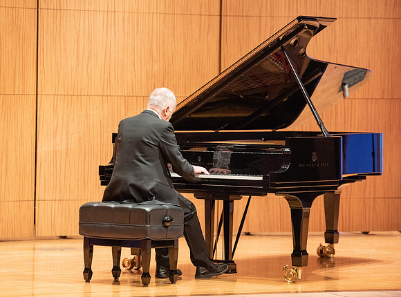 Del Parkinson piano concert in the snow building.