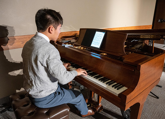 President's Club members enjoy an evening of socializing, musical entertainment and wonderful food in the Manwaring Center Ballroom.