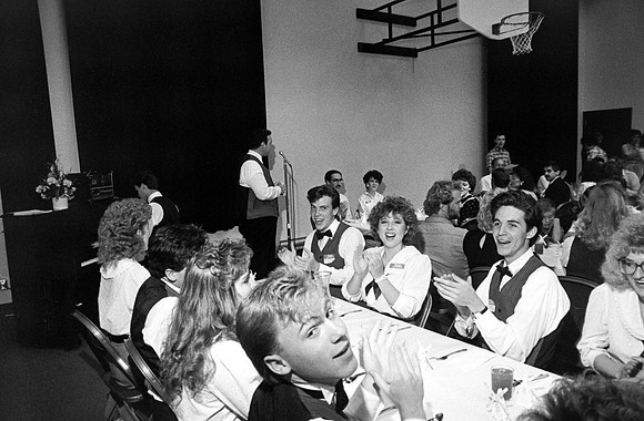 Playmill participants clapping at dinner.