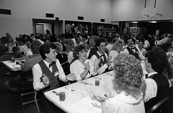 Playmill participants clapping at dinner.