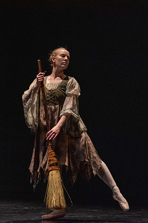 Performance of Dance Alliance.