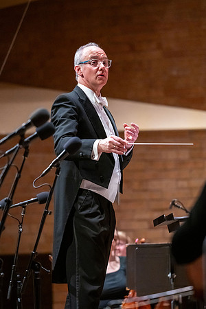 The Sacred Music Oratorio performs.