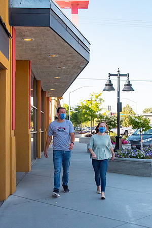 Students walking down the streets of Rexburg with roommates.