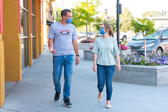 Students walking down the streets of Rexburg with roommates.