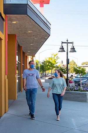 Students walking down the streets of Rexburg with roommates.