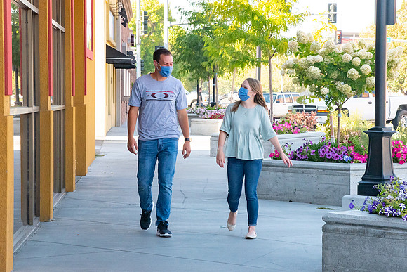Students walking down the streets of Rexburg with roommates.
