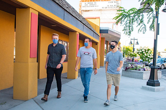 Students walking down the streets of Rexburg with roommates.