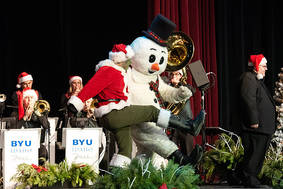 Sound Alliance and Vocal Union perform Swinging Christmas in the Hart Gym.