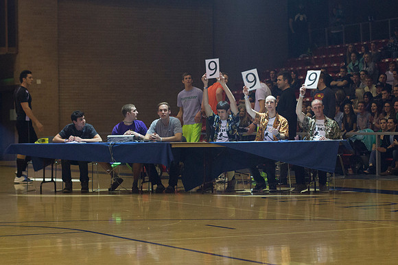 The judges give their evaluation of the previous slam dunk.