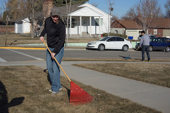 Students from the BYU-Idaho YSA 6th ward doing service.