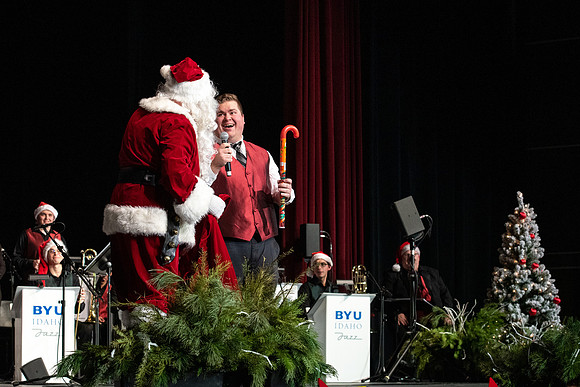 Sound Alliance and Vocal Union perform Swinging Christmas in the Hart Gym.