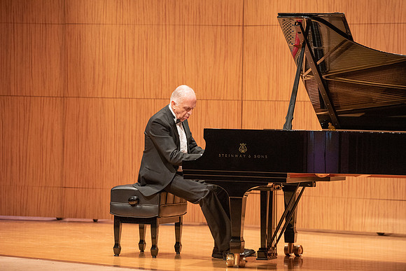Del Parkinson piano concert in the snow building.